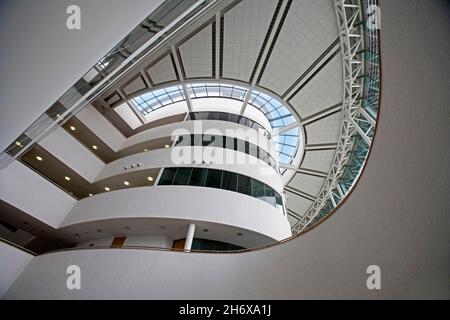 Architecture moderne de l'atrium intérieur avec point de vue vertical Banque D'Images