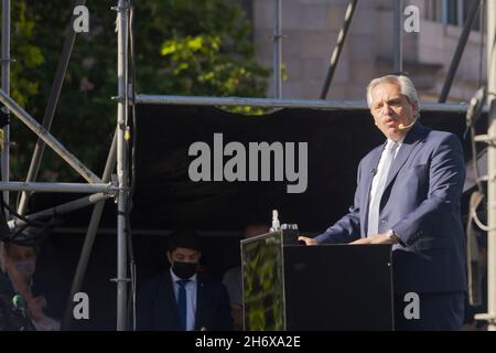 Ciudad de Buenos Aires, Argentine.17 novembre 2021.Le Président de la Nation Alberto Fernández prononce son discours le jour de la militance sur la Plaza de Mayo, le 17 novembre 2021.(Photo par Dimitrios Karvountzis/Pacific Press/Sipa USA) crédit: SIPA USA/Alay Live News Banque D'Images