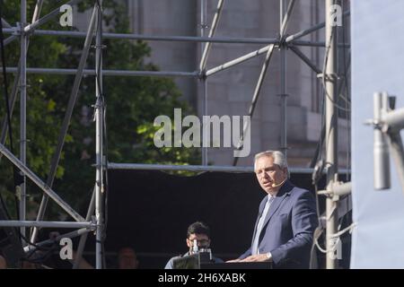 Ciudad de Buenos Aires, Argentine.17 novembre 2021.Le Président de la Nation Alberto Fernández prononce son discours le jour de la militance sur la Plaza de Mayo, le 17 novembre 2021.(Photo par Dimitrios Karvountzis/Pacific Press/Sipa USA) crédit: SIPA USA/Alay Live News Banque D'Images