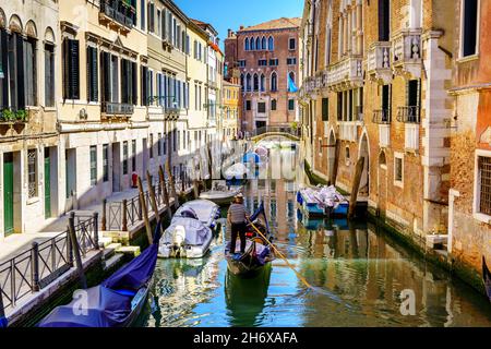 Télécabine le long d'un canal à Venise Banque D'Images