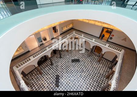 ABERDEEN CITY SCOTLAND ART GALLERY, VUE INTÉRIEURE DEPUIS L'ÉTAGE SUPÉRIEUR JUSQU'AU REZ-DE-CHAUSSÉE Banque D'Images