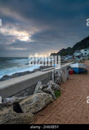 ciel orageux au-dessus de la côte de l'île de wight, à la crique de steephill près de ventnor, à la côte de l'île de wight, à la crique de steephill, paysage marin atmosphérique Banque D'Images