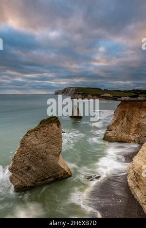 côte de l'île de wight, baie d'eau douce isle of wight uk, coucher de soleil sur la baie d'eau douce sur l'île de wight, rochers et côte sauvage au coucher du soleil, falaise Banque D'Images