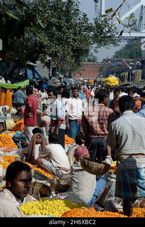 Le marché aux fleurs animé de Horwah, Kolkata, Inde Banque D'Images