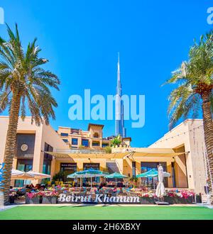 DUBAÏ, Émirats Arabes Unis - 3 MARS 2020 : la terrasse extérieure du restaurant Liban Beirut Khanum, adjacent au complexe de l'île de la vieille ville, le 3 mars à Dubaï Banque D'Images