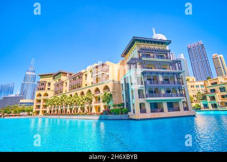 Les bâtiments pittoresques de l'île de la vieille ville dans un style arabe traditionnel avec des balcons en bois sculpté, Dubaï, Émirats Arabes Unis Banque D'Images