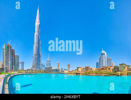 DUBAÏ, Émirats Arabes Unis - 3 MARS 2020 : panorama du lac Burj Khalifa, gratte-ciels environnants et complexe pittoresque de la vieille ville, le 3 mars à Dubaï Banque D'Images