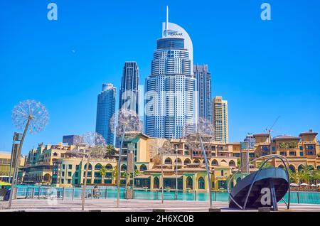 DUBAÏ, Émirats Arabes Unis - 3 MARS 2020 : le centre-ville de Dubaï est l'exemple de gratte-ciels modernes spectaculaires, adresse du bâtiment le centre-ville est l'un des plus impressionnants, Banque D'Images