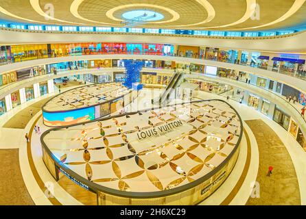 DUBAÏ, Émirats Arabes Unis - 3 MARS 2020 : intérieur de la grande place du centre commercial de Dubaï avec boutiques à la mode de Louis Vuitton au milieu, le 3 mars à Dubaï Banque D'Images