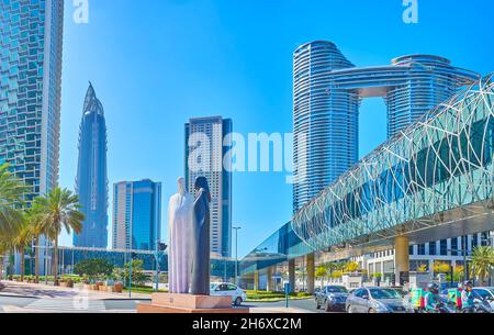 DUBAÏ, Émirats Arabes Unis - 3 MARS 2020 : la statue du couple arabe « ensemble » dans le quartier du centre-ville, dans les environs des bâtiments modernes en verre, le 3 mars à Dubaï Banque D'Images