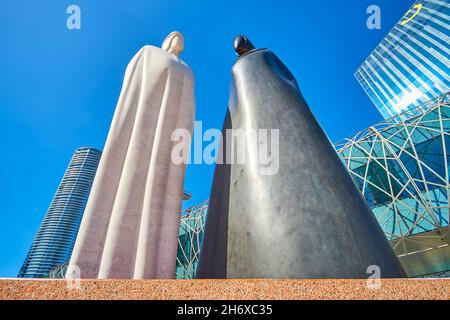 DUBAÏ, Émirats Arabes Unis - 3 MARS 2020 : la magnifique statue en pierre du couple arabe, appelée « ensemble », est vue depuis le pont Metro Link voisin, le 3 mars à Dubaï Banque D'Images