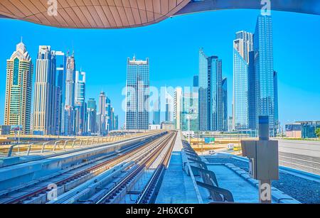 DUBAÏ, Émirats Arabes Unis - 3 MARS 2020 : la ligne rouge du métro ouvre la vue sur les spectaculaires gratte-ciels futuristes de la ville, le 3 mars à Dubaï Banque D'Images