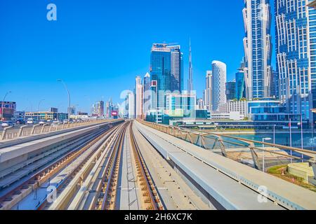 DUBAÏ, Émirats Arabes Unis - 3 MARS 2020 : arrivée dans le quartier de Business Bay sur la chaux rouge du métro de Dubaï, en observant les gratte-ciels modernes le long de Sheikh Z Banque D'Images