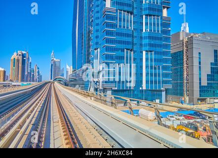 DUBAÏ, Émirats Arabes Unis - 3 MARS 2020 : profitez du métro rapide et moderne de Dubaï, sa ligne rouge traverse le quartier futuriste du centre-ville, avec ses célèbres gratte-ciels Banque D'Images