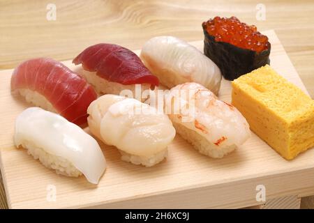 Sushi japonais sur bois appelé « Geta ». Banque D'Images