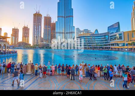 DUBAÏ, Émirats Arabes Unis - 3 MARS 2020 : soirée dans le quartier du centre-ville et personnes en attente du spectacle des fontaines du soir à la tour Burj Khalifa, le 3 mars à Dubaï Banque D'Images