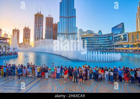 DUBAÏ, Émirats Arabes Unis - 3 MARS 2020 : The evning Fountain Show, la célèbre performance quotidienne dans le quartier du centre-ville, le 3 mars à Dubaï Banque D'Images