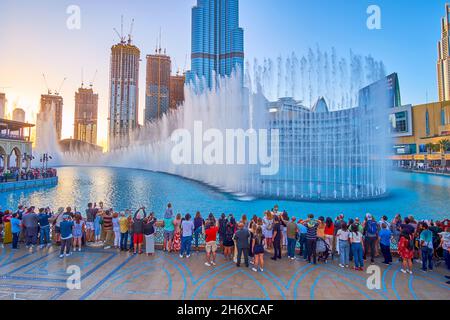 DUBAÏ, Émirats Arabes Unis - 3 MARS 2020 : spectacle des fontaines quotidien très populaire, en plein cœur du quartier du centre-ville sur le lac Burj, le 3 mars à Duba Banque D'Images