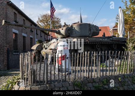 Gingelom, Belgique - 29 octobre 2021.Un char Sherman M4A4 devant le musée de l'hiver 1944 à Borlo.Province de Limbourg.Mise au point sélective Banque D'Images