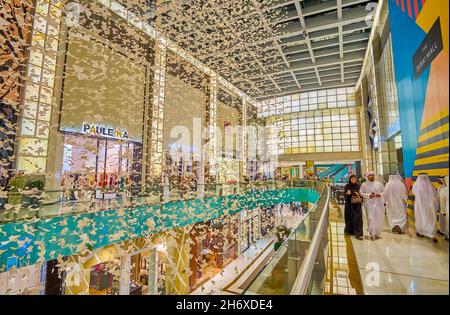 DUBAÏ, Émirats Arabes Unis - 3 MARS 2020 : les habitants du quartier des vêtements traditionnels se promèdent le long de Fashion Avenue en passant par de nombreuses boutiques et cafés du centre commercial de Dubaï, le 3 mars à Banque D'Images