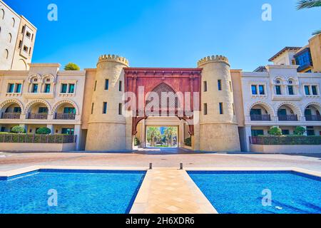 La réplique d'immenses portes médiévales en adobe fait face à la cour intérieure de l'île de la vieille ville à Dubaï, aux Émirats arabes Unis Banque D'Images