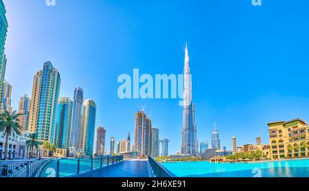 DUBAÏ, Émirats Arabes Unis - 3 MARS 2020 : le pont étroit traversant le lac menant aux gratte-ciels et à la tour Burj Kahalida dans le quartier du centre-ville, le 3 mars à Dubaï Banque D'Images