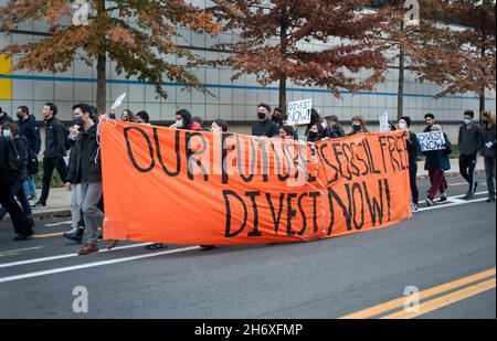 Journée de désinvestissement, 16 novembre 2021.Massachusetts Institute of Technology (MIT).Près de 50 étudiants et professeurs se sont réunis sur les marches du MIT Walker Memorial Building et ont défilé sur le campus du MIT à Cambridge, Massachusetts, vers le Student Center pour protester contre la dotation du MIT qui investit dans les compagnies de combustibles fossiles. Banque D'Images