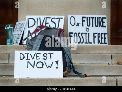 Journée de désinvestissement, 16 novembre 2021.Massachusetts Institute of Technology (MIT).Près de 50 étudiants et professeurs se sont réunis sur les marches du MIT Walker Memorial Building et ont défilé sur le campus du MIT à Cambridge, Massachusetts, vers le Student Center pour protester contre la dotation du MIT qui investit dans les compagnies de combustibles fossiles. Banque D'Images