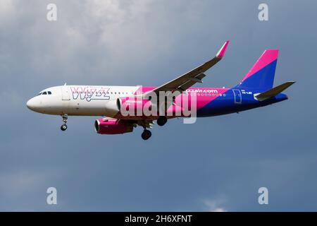 Budapest / Hongrie - 20 août 2018 : arrivée et atterrissage de l'avion passager Wizz Air Airbus A320 HA-LWR à l'aéroport de Budapest Banque D'Images