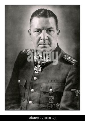 EICKE SS-Obergruppenfuhrer Theodor Eicke 1939 Theodor Eicke un fanatique nazi brutal était un officier SS allemand pendant l'ère nazie.Il a été l'un des principaux acteurs du développement des camps de concentration nazis pendant l'Holocauste.Médaille Croix de Chevalier de la Croix de fer avec feuilles de chêne né le 17 octobre 1892, Alsace-Lorraine décédé le 26 février 1943, Kharkiv, Ukraine nationalité: Parti allemand: Parti nazi Banque D'Images