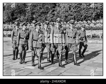 Image de propagande nazie comprenant Reinhard Heydrich au cimetière d'Ekeberg pour les soldats allemands à Oslo lors de sa visite en Norvège du 3-6 septembre 1941.Heydrich (1904 – 1942) était un SS-Obergruppenführer und General der Polizei (chef de groupe principal et général de police) ainsi que le chef du bureau principal de sécurité de Reich (RSHA) (y compris la Gestapo, la Kripo et le SD).Heydrich marchant devant l'officier SS Georg Wilhelm Müller [note not SS-Brigadeführer/SS-Gruppenführer Heinrich Müller (chef de la Gestapo)] à sa droite et SS Oberführer Heinrich Fehlis (chef de SD et Sipo en Norvège) à sa gauche. Banque D'Images
