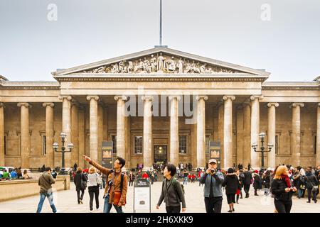 Londres, Royaume-Uni ; 16 mars 2011 : vue sur la façade principale du British Museum. Banque D'Images