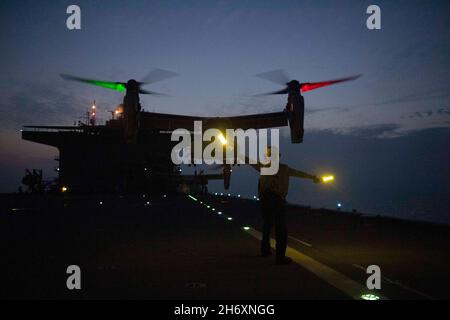 À la mer, Océan Indien.11 novembre 2021.Des marins affectés au département de l'air à bord de la base maritime expéditionnaire USS Hershel 'Woody' Williams (ESB 4) effectuent des opérations de vol avec des appareils MV-22 Osprey Tiltrotor affectés aux « Grayhounds » de l'escadron moyen de Tiltrotor maritime USS 161 (VMM-161) à bord de la base maritime expéditionnaire Hershel 'Woody' Williams (ESB 4), le 11 novembre 2021.Hershel 'Woody' Williams est en cours de déploiement prévu dans la zone d'exploitation de la Sixième flotte des États-Unis pour soutenir les intérêts de sécurité nationale des États-Unis en Europe et en Afrique.(Credit image: © U.S. Navy/ZUMA Press Wire Service/ZUMAP Banque D'Images