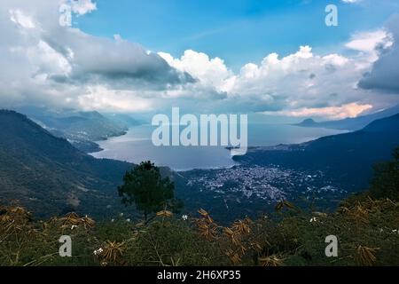 Vue sur le lac Atitlan depuis le Parque Chuiraxamolo, Santa Clara de la Laguna, Guatemala Banque D'Images