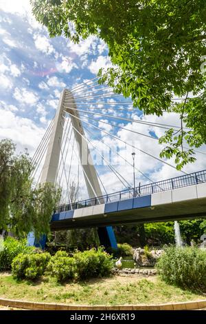 Vue sur l'un des ponts qui se trouve autour de Marbella depuis le parc ci-dessous Banque D'Images