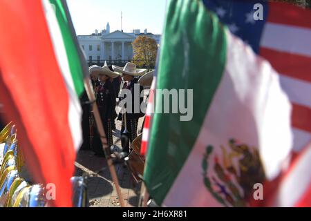 Washington, États-Unis.18 novembre 2021.Des drapeaux et des manifestants portant des chapeaux mexicains sont vus pendant la manifestation.les Mexicains et les Mariachis se sont rassemblés à Lafayette Park pour demander au président Joe Biden de passer le projet de loi sur la réforme de l'immigration avant sa réunion bilatérale avec le président mexicain Manuel Lopez Obrador, à la Maison Blanche.Crédit : SOPA Images Limited/Alamy Live News Banque D'Images