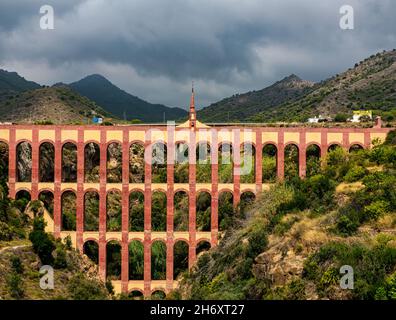 19e siècle colorés Puente del Aguila, pont de l'aqueduc de l'Aigle, Nerja, Axarquía, Andalousie, Espagne Banque D'Images