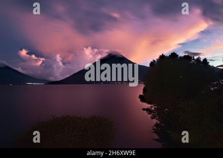 Coucher de soleil spectaculaire sur le volcan San Pedro et le lac Atitlan, Guatemala Banque D'Images
