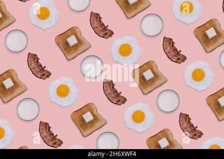 Motif composé de tranches de bacon croustillant, d'œufs frits, de pain grillé et de verres de lait sur fond rose pastel.Petit déjeuner minimal et créatif Banque D'Images