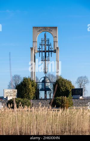 HOEXTER, ALLEMAGNE - 04 avril 2021: Le Palais Liberty Bell à Gifhorn contre un ciel bleu et derrière des herbes céréalières en Allemagne Banque D'Images