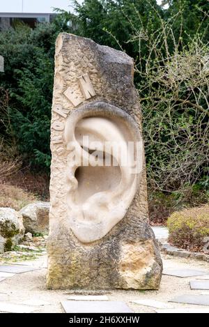 HOEXTER, ALLEMAGNE - 04 avril 2021 : buste en pierre qui représente une oreille avec inscription allemande « to Hear » Banque D'Images