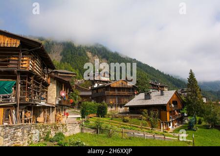 Bâtiments traditionnels en bois dans le village alpin de Sauris di Sopra, province d'Udine, Friuli-Venezia Giulia, nord-est de l'Italie Banque D'Images