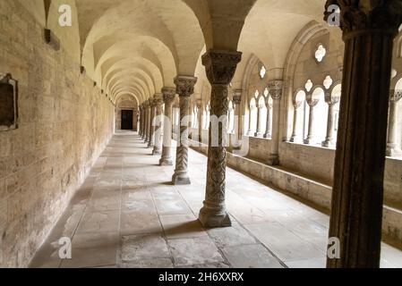 HOEXTER, ALLEMAGNE - 04 avril 2021 : un cloître avec des colonnes et des arches ornées et des fenêtres à Hoexter, Allemagne Banque D'Images