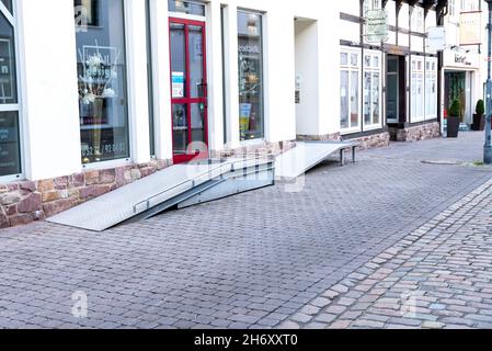 HOEXTER, ALLEMAGNE - 04 avril 2021: Les deux rampes pour handicapés devant les magasins en métal à Hoexter, Allemagne Banque D'Images