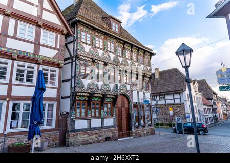 HOEXTER, ALLEMAGNE - 04 avril 2021 : ancien bâtiment en maçonnerie rouge avec une cloche moderne et une lampe sur la façade de Hoexter, Allemagne Banque D'Images