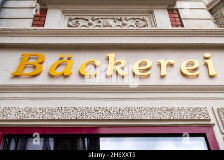 HOEXTER, ALLEMAGNE - 04 avril 2021: Un petit coup de feu de mot de boulangerie en lettres d'or au-dessus d'un magasin Banque D'Images