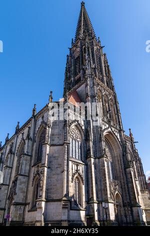 Plan vertical de l'église Saint-Lamberti à Munster, en Allemagne, contre un ciel bleu Banque D'Images