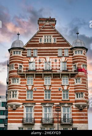 Portland inhabituelle en pierre et brique bâtiment victorien, l'hôtel Albion 30, rue James, ancien siège de la White Star Line, Liverpool, Angleterre, Royaume-Uni Banque D'Images