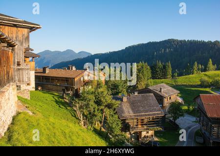 Bâtiments traditionnels en bois dans le village alpin de Sauris di Sopra, province d'Udine, Friuli-Venezia Giulia, nord-est de l'Italie Banque D'Images