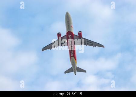 Thaïlande, Ching Mai, 16 août 2018, Airbus A320-214 déchaîne de l'aéroport de Chiang Mai avion dans le ciel bleu avec des nuages. Banque D'Images